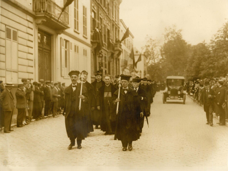 Academische optocht in 1923. Voorop de pedellen met de scepters, centraal in beeld achter hen rector Ladeuze. (Universiteitsarchief KU Leuven, AMVS)